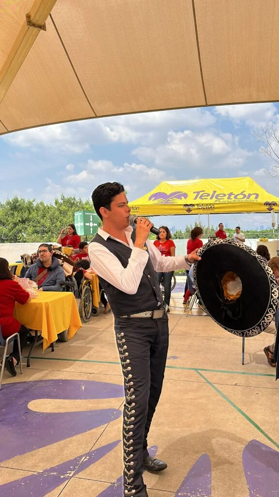 CARLOS TORRES CANTA POR PRIMERA VEZ EN EVENTO TELETÓN.