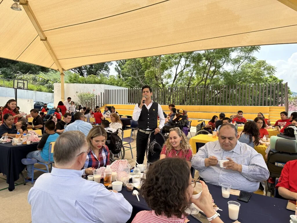 CARLOS TORRES CANTA POR PRIMERA VEZ EN EVENTO TELETÓN.