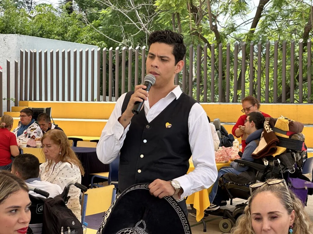 CARLOS TORRES CANTA POR PRIMERA VEZ EN EVENTO TELETÓN.